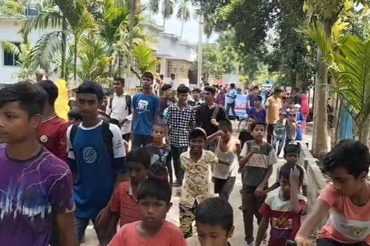 ঠাকুরগাঁওয়ে গৃহবধূ নির্যাতনের ঘটনায় শিক্ষকের বাড়িতে ভাঙচুর, রণক্ষেত্র এলাকা