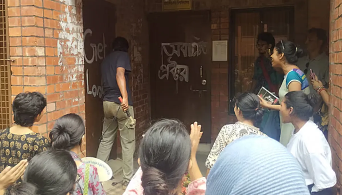 ধর্ষণচেষ্টার প্রতিবাদে জাবি প্রক্টর কার্যালয়ে তালা শিক্ষার্থীদের