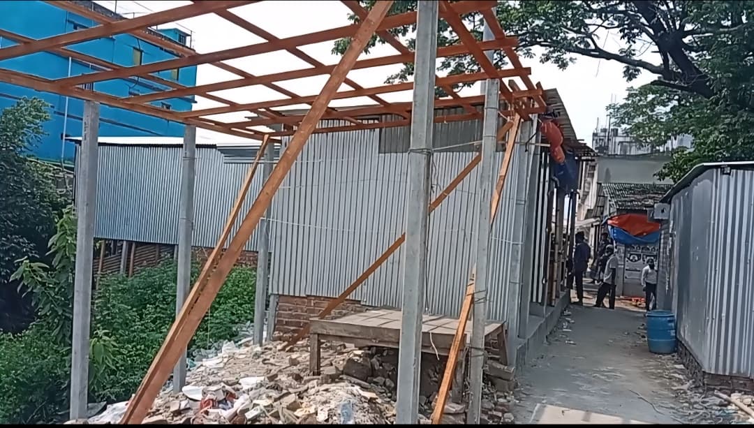 বাবুরহাটে ব্রহ্মপুত্র নদের পাড় দখল করে দোকান নির্মাণের অভিযোগ