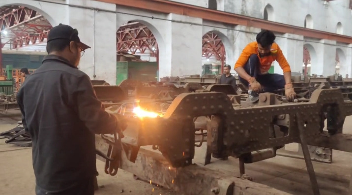 ঈদযাত্রার জন্য সৈয়দপুর রেলওয়ে কারখানায় প্রস্তত হচ্ছে ১২৭ কোচ