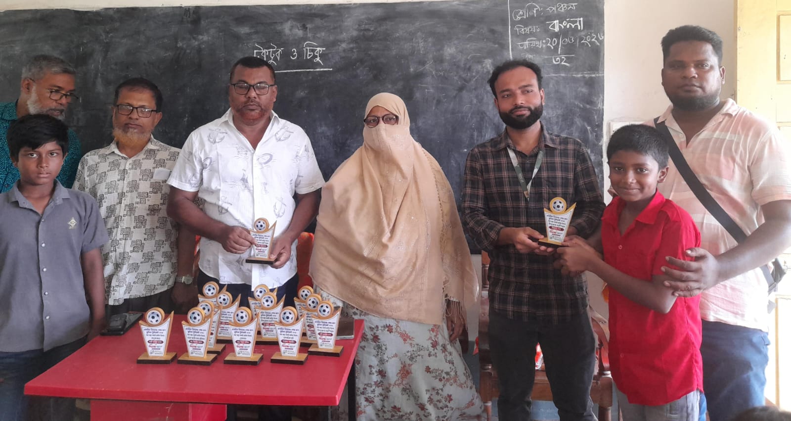 ফকিরহাট উপজেলা চ্যাম্পিয়ন ক্ষুদে ফুটবলারদের সংবর্ধনা
