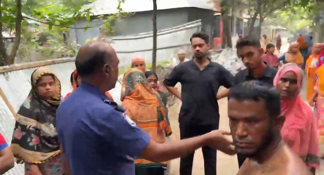 জমি নিয়ে বিরোধে সাংবাদিকের বাড়িতে হামলা-ভাঙচুরের অভিযোগ, আহত ২