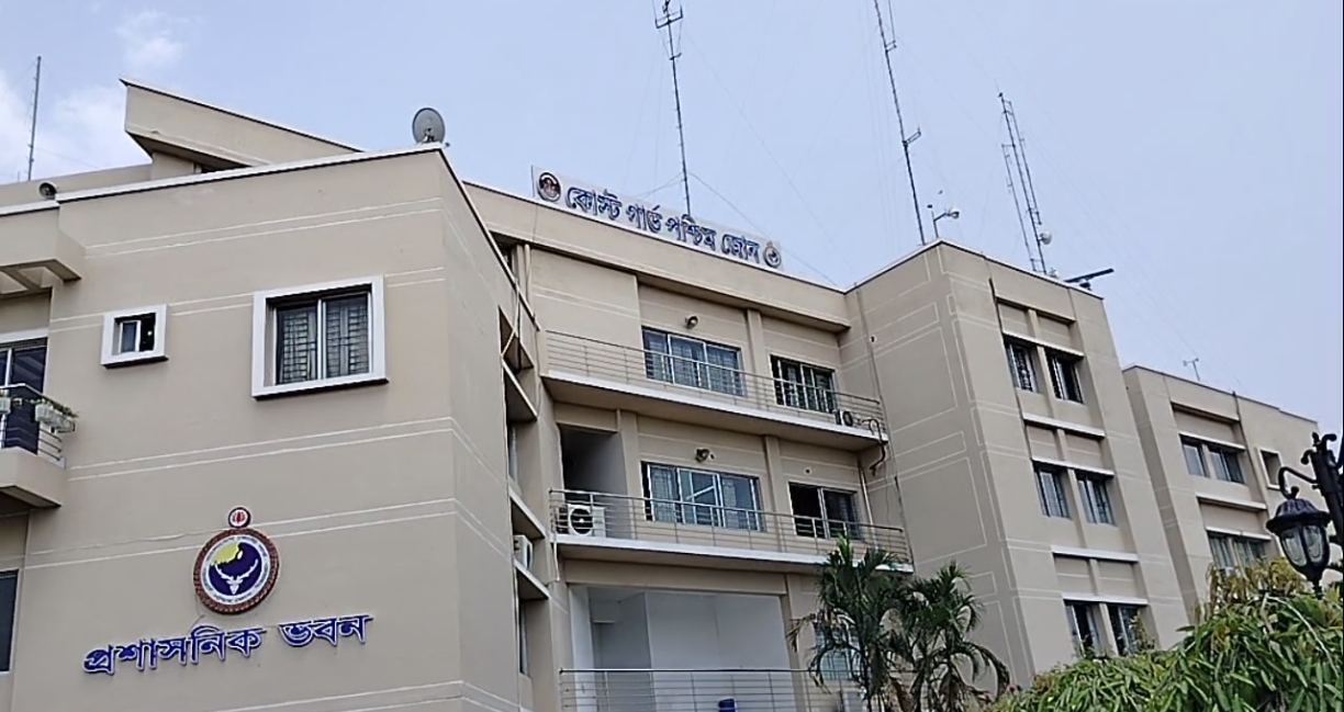 সুন্দরবনে কোস্ট গার্ডের অভিযানে বনদস্যু করিম শরীফ বাহিনীর সদস্য আটক, অস্ত্র-গুলিসহ বিপুল সরঞ্জাম উদ্ধার