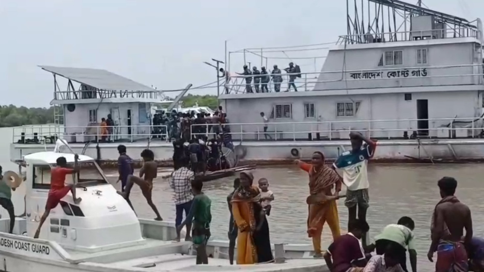 মোংলার জয়মনিরঘোলে কোস্টগার্ড স্টেশনে দুর্বৃত্তদের হামলা, আহত কয়েক সদস্য