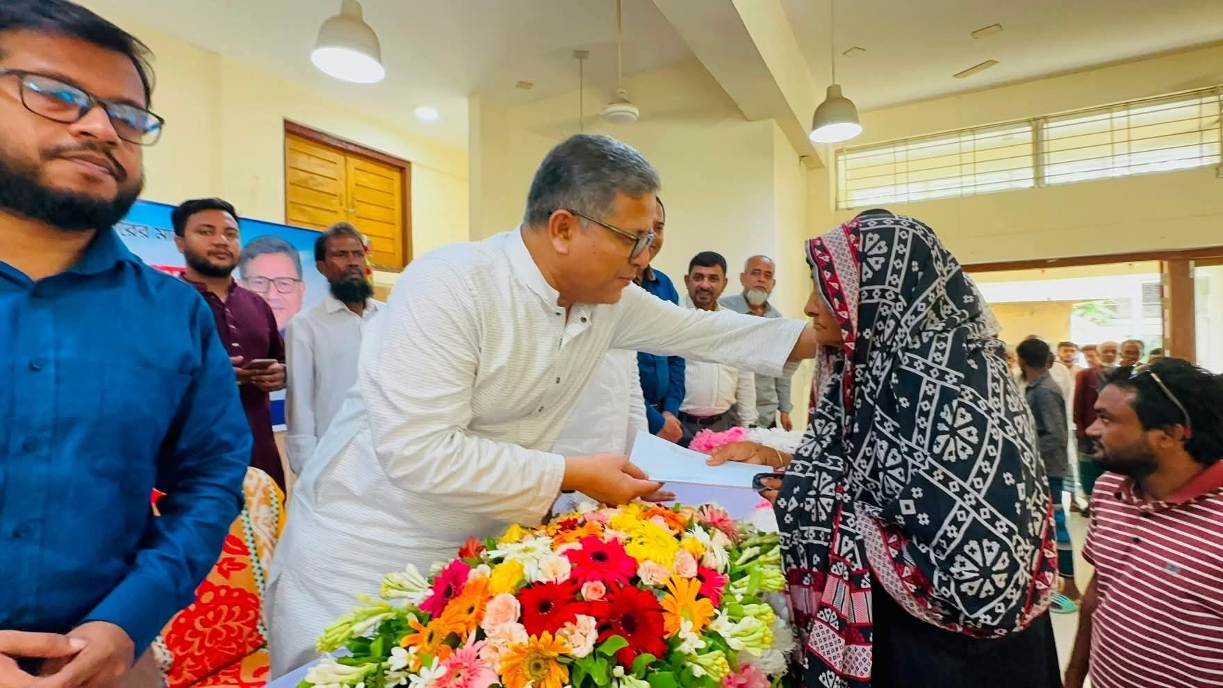 ভাঙ্গায় অগ্নিকাণ্ড ও দুর্যোগে ক্ষতিগ্রস্ত পরিবারের মাঝে চাল-টিন ও নগদ সহায়তা বিতরণ