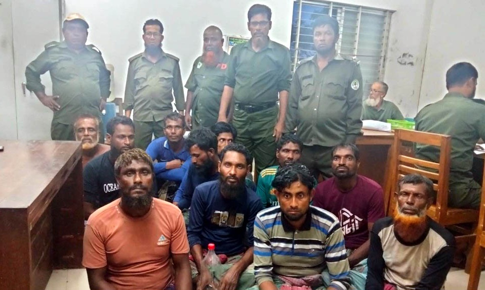 নিষেধাজ্ঞার মধ্যে সুন্দরবনে মধু আহরণ, ১১০০ কেজি মধুসহ ১১ মৌয়াল আটক