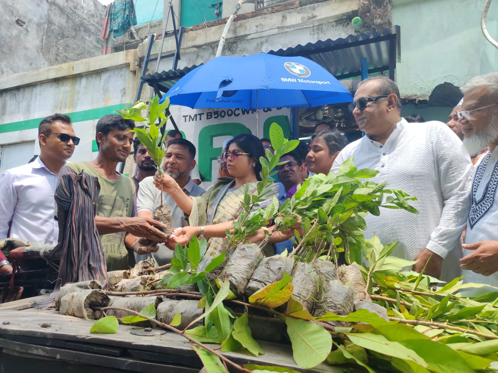 পরিবেশ সংরক্ষণে প্রাণসায়রের ধারে বৃক্ষরোপণ কর্মসূচির উদ্বোধন করলেন জেলা প্রশাসক