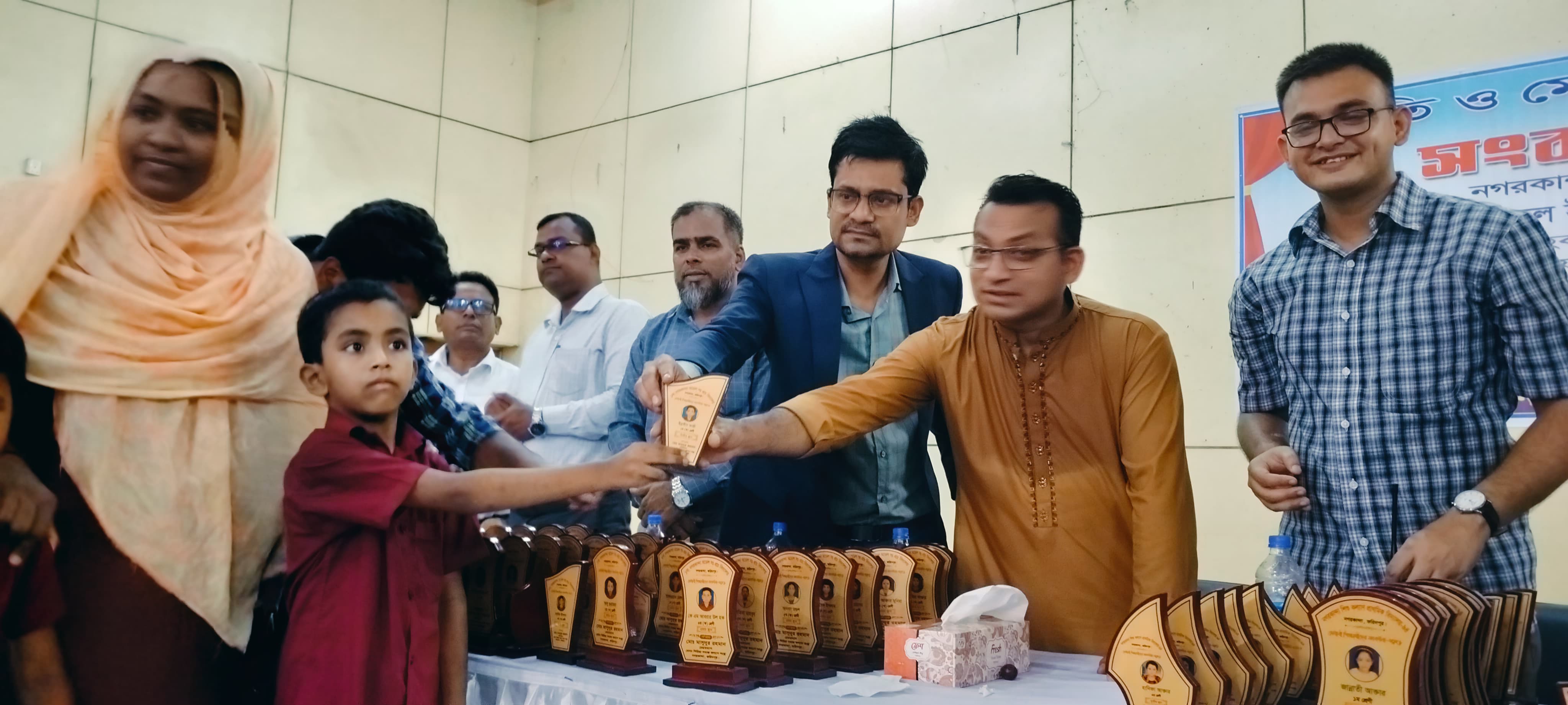 ফরিদপুরে ৩ শতাধিক কৃতি শিক্ষার্থীকে সংবর্ধনা, শিক্ষায় এগিয়ে যাওয়ার আহ্বান