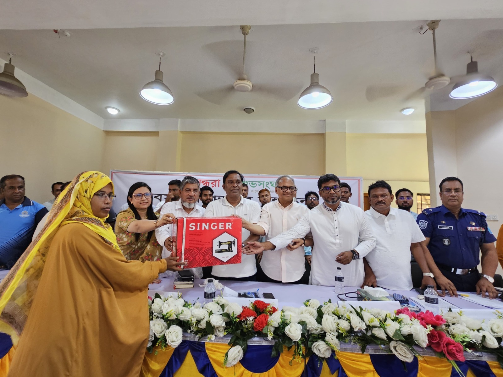 মানবিক উদ্যোগে স্বাবলম্বী হওয়ার সুযোগ পেলেন ৩০ অসচ্ছল নারী
