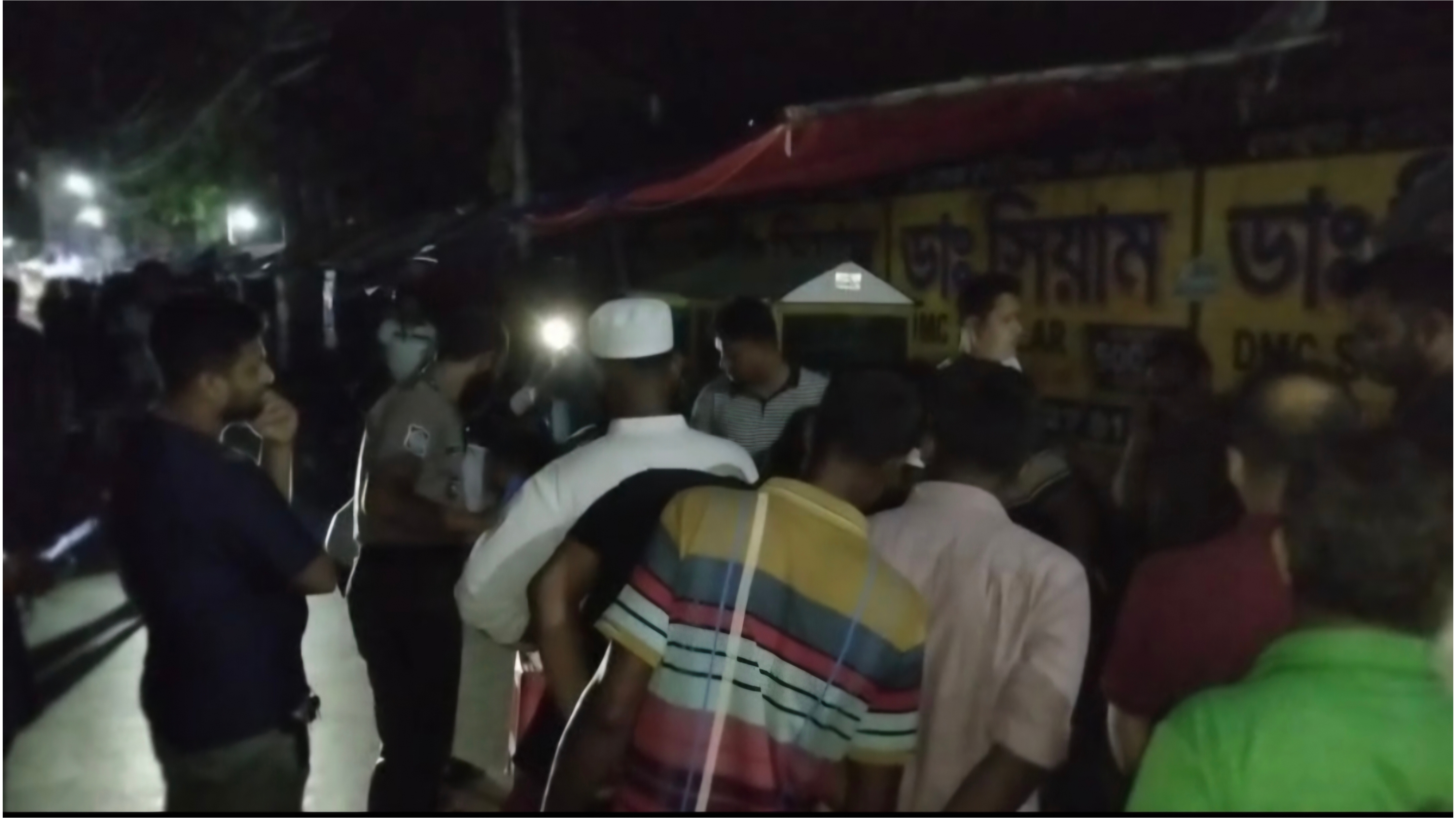 খুলনায় সাংবাদিকদের লক্ষ্য করে গুলি