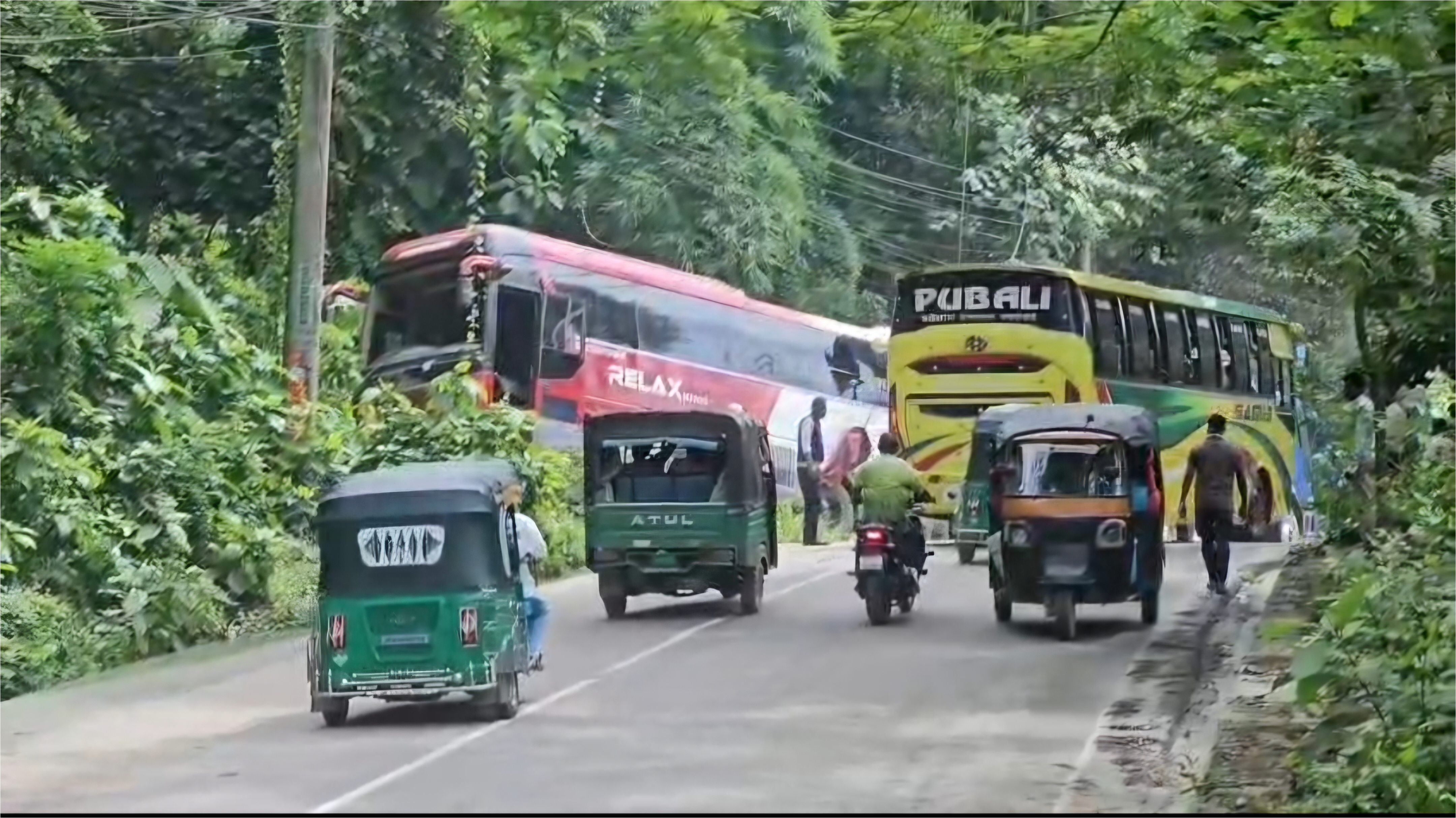 বান্দরবানে পর্যটকবাহী বাস খাদে, আহত ১২; গুরুতর ২ চট্টগ্রামে প্রেরণ