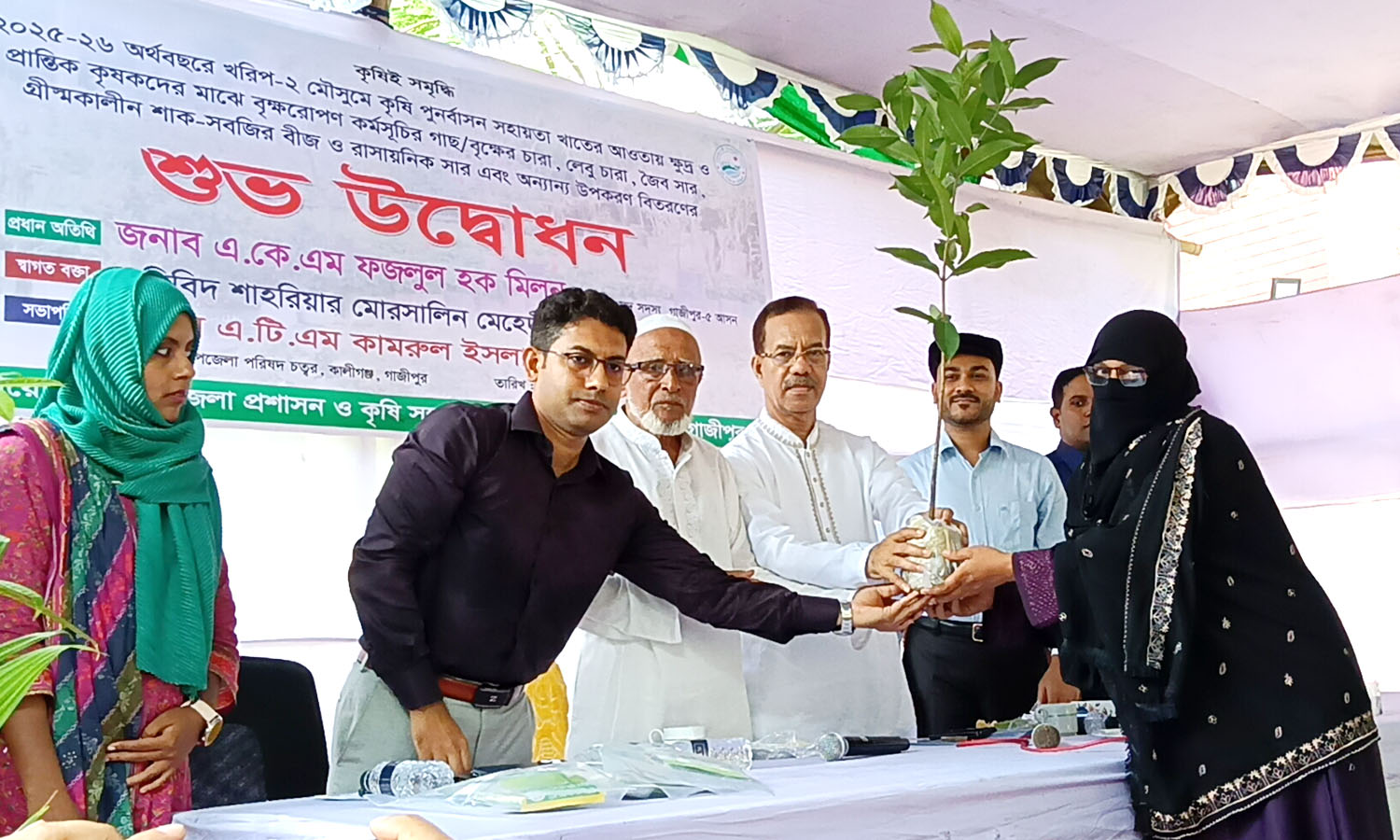 কালীগঞ্জে ৩০০ কৃষকের মাঝে কৃষি প্রণোদনা বিতরণ কার্যক্রমের উদ্বোধন