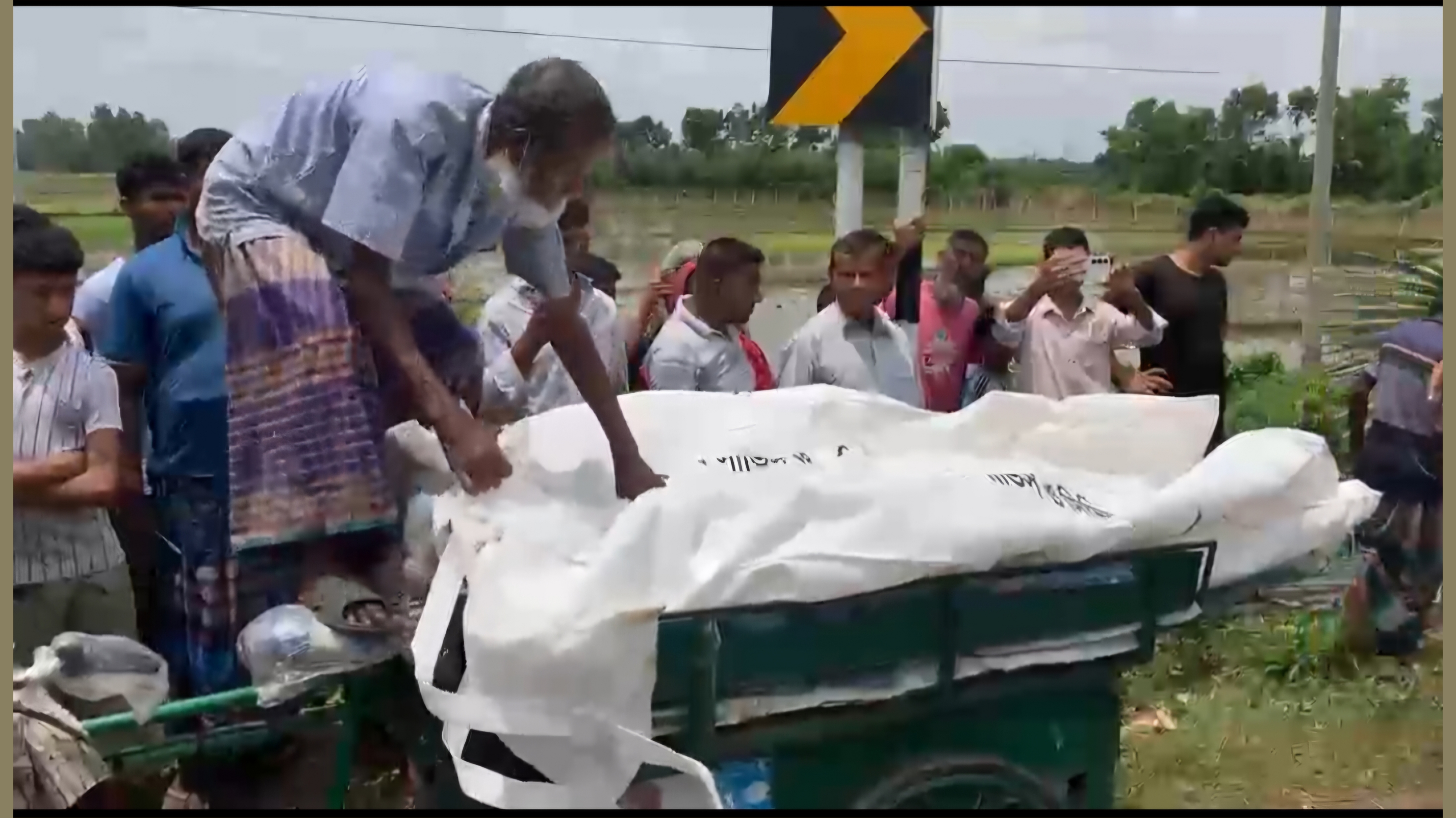বগুড়ায় ট্রাক-পিকআপের মুখোমুখি সংঘর্ষে নিহত ৪
