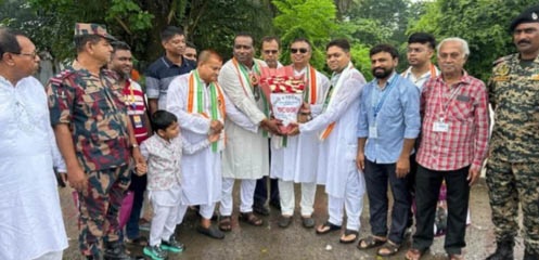 ভোমরা সীমান্তে ফুল-মিষ্টিতে ভারতীয় স্বাধীনতা দিবসের শুভেচ্ছা, দুই দেশের সৌহার্দ্য বিনিময়