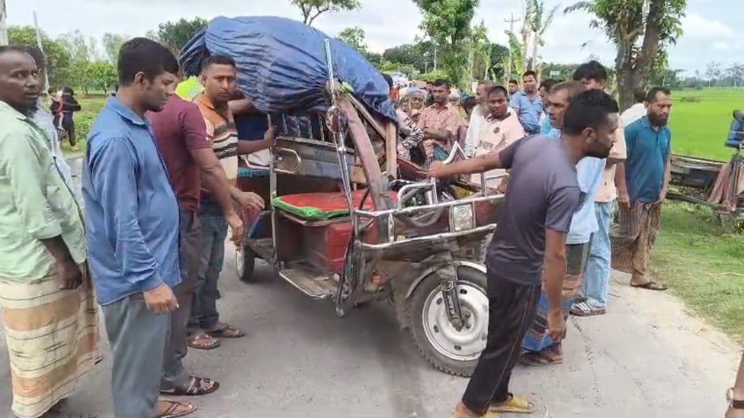 পঞ্চগড়ে তেলবাহী ট্রাকের ধাক্কায় ইজিবাইক চালক নিহত, আহত ৩
