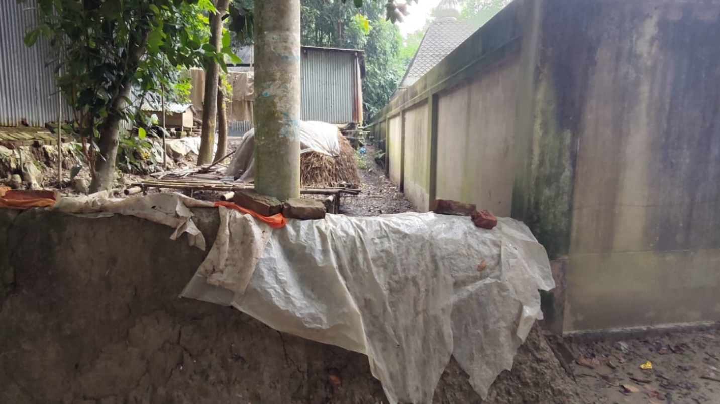 রাস্তা বন্ধে অবরুদ্ধ এক পাড়ার ৩০ পরিবার