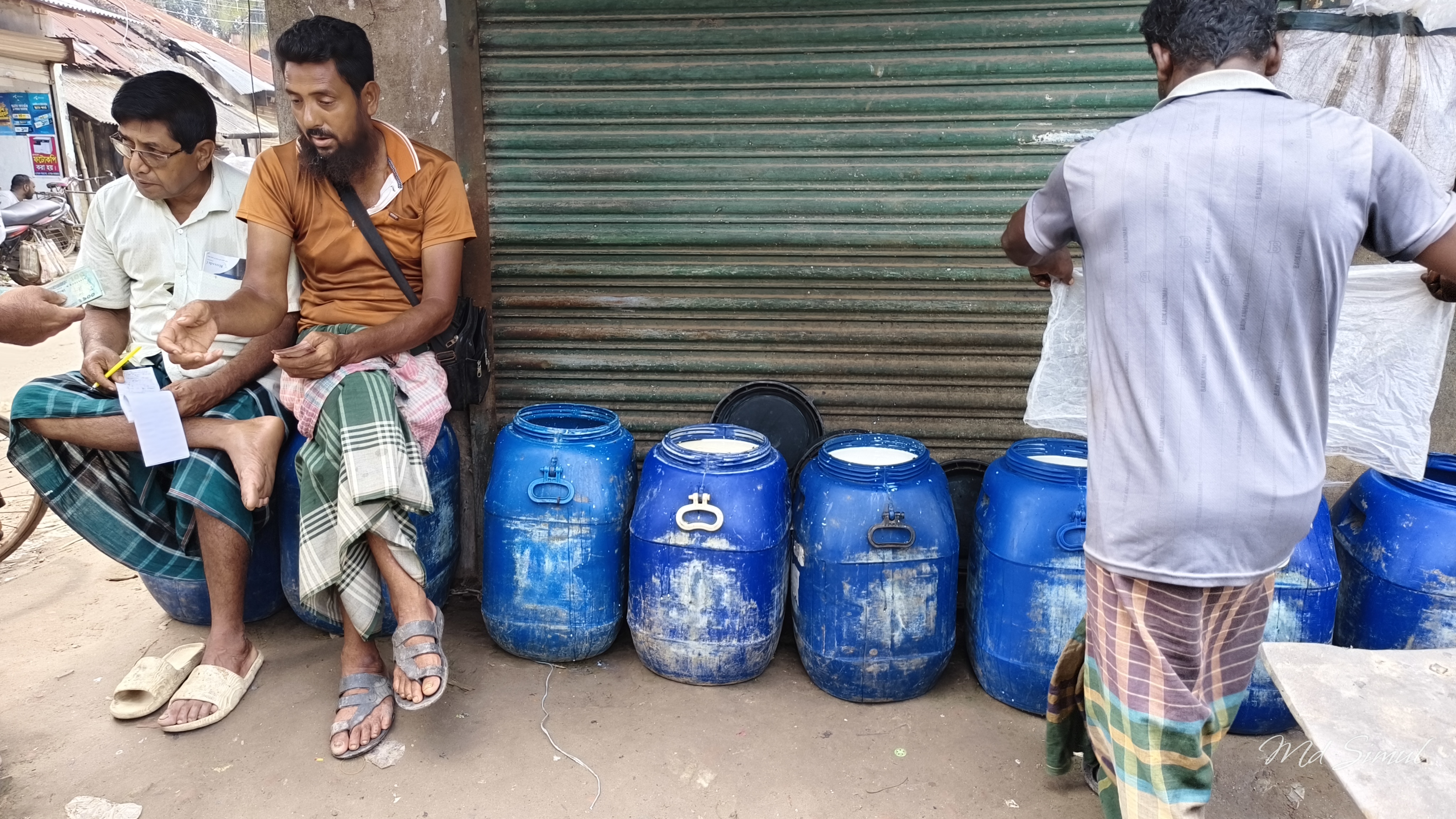 শত বছরের ঐতিহ্যে আজও সরব খলিষখালীর দুধের হাট