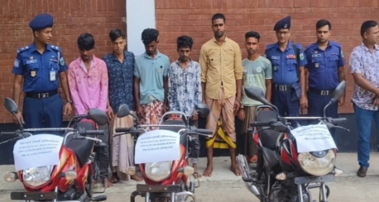 চাঁপাইনবাবগঞ্জে চোরাই মোটরসাইকেল উদ্ধার, গ্রেপ্তার ৬