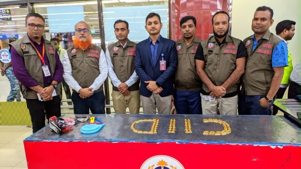 বিমানকর্মীদের জুতায় ৯ কেজি স্বর্ণ, আটক ২