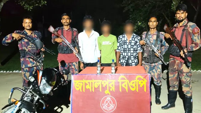 কুষ্টিয়ায় বিজিবির জোড়া অভিযান, মাদকসহ আটক ৩