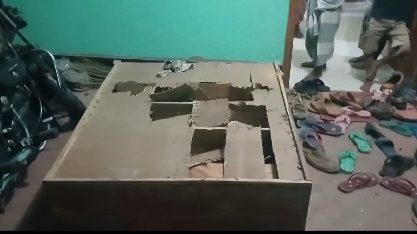 মাদক সেবনে নিষেধ করায় চিকিৎসকের বাড়িতে হামলা-ভাঙচুরের অভিযোগ