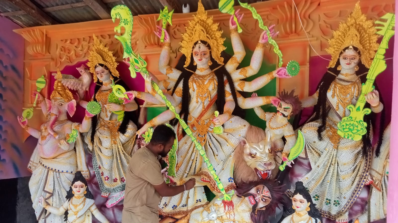 সাতক্ষীরায় ৬১২ মণ্ডপে দুর্গোৎসব, দেশলাই কাঠি-তিলের প্রতিমায় বাড়তি আকর্ষণ