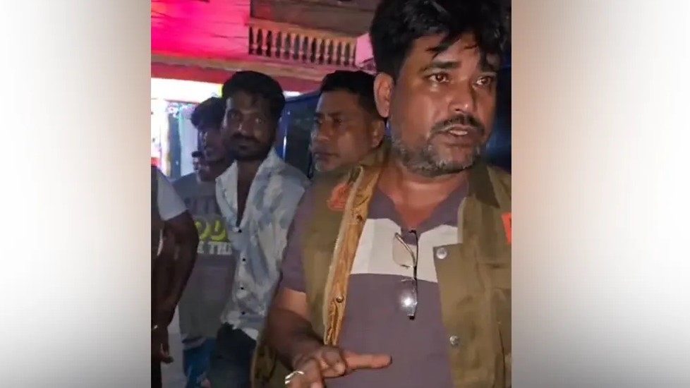 অটোরিকশাচালকের ছদ্মবেশে ডিবির অভিযান, অস্ত্রসহ আটক ৩