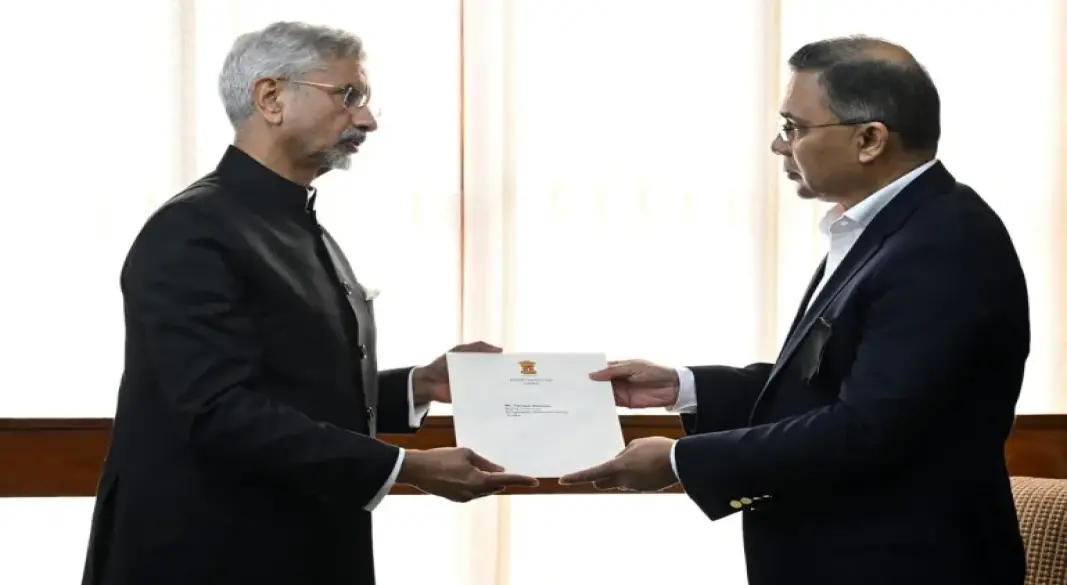 জয়শঙ্কর তারেক রহমানের হাতে ভারতের প্রধানমন্ত্রী নরেন্দ্র মোদির পাঠানো একটি চিঠি তুলে দেন