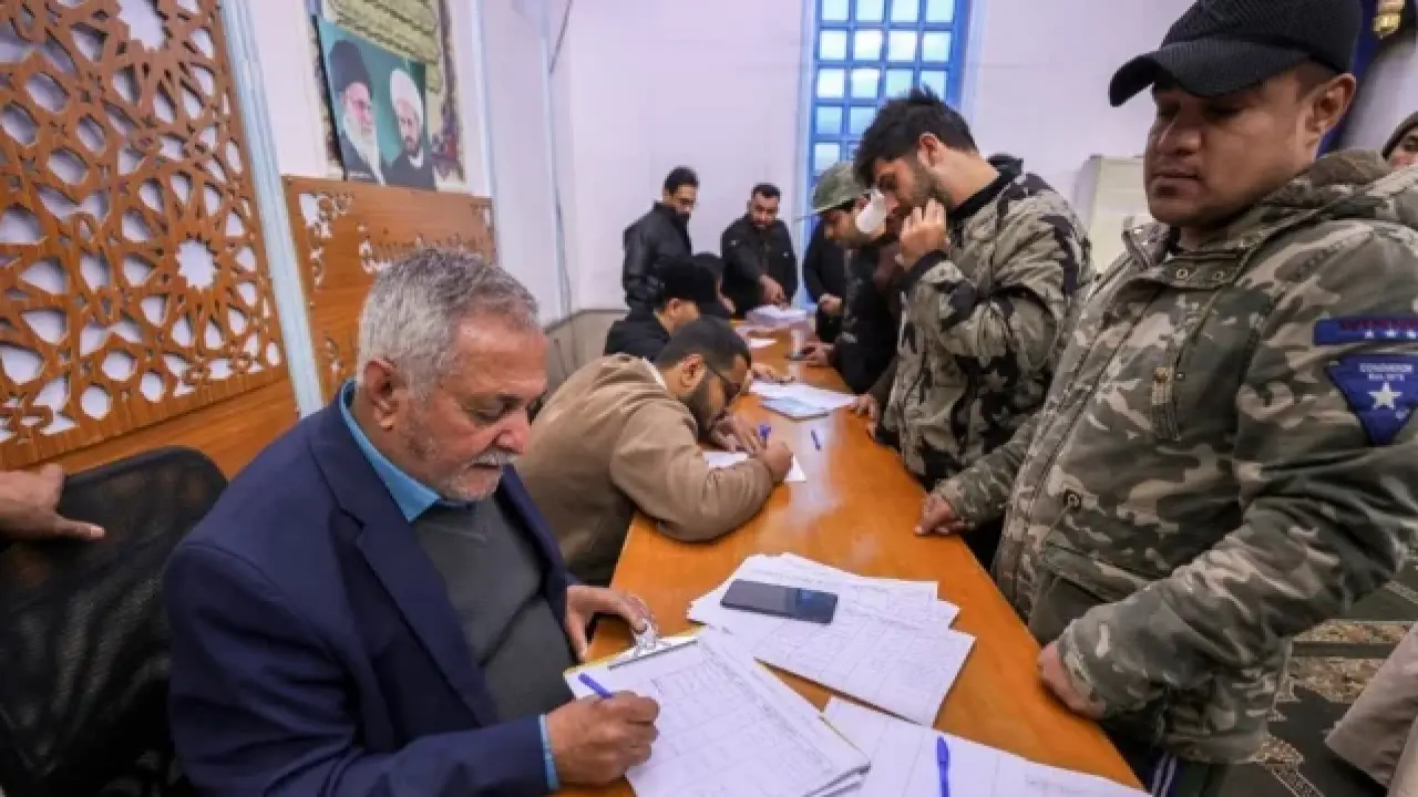 হাজার হাজার ইরাকি একটি অঙ্গীকারনামায় স্বাক্ষর করেছেন। ছবি সংগৃহীত