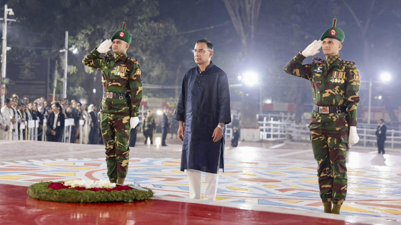 শহীদ দিবস ও আন্তর্জাতিক মাতৃভাষা দিবসের প্রথম প্রহরে কেন্দ্রীয় শহীদ মিনারে ভাষা শহীদদের প্রতি শ্রদ্ধা জানান প্রধানমন্ত্রী তারেক রহমান।