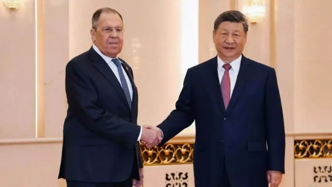 চীনের প্রেসিডেন্ট শি জিনপিংয় ও রাশিয়ার পররাষ্ট্রমন্ত্রী সের্গেই ল্যাভরভ।